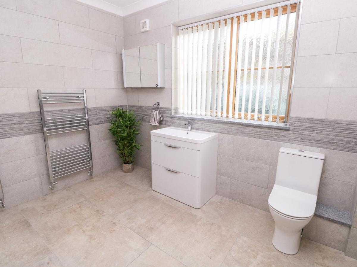 Grooms Quarters At Pant Y Gaseg Farm Ammanford Exterior photo