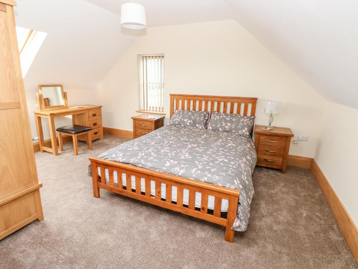 Grooms Quarters At Pant Y Gaseg Farm Ammanford Exterior photo
