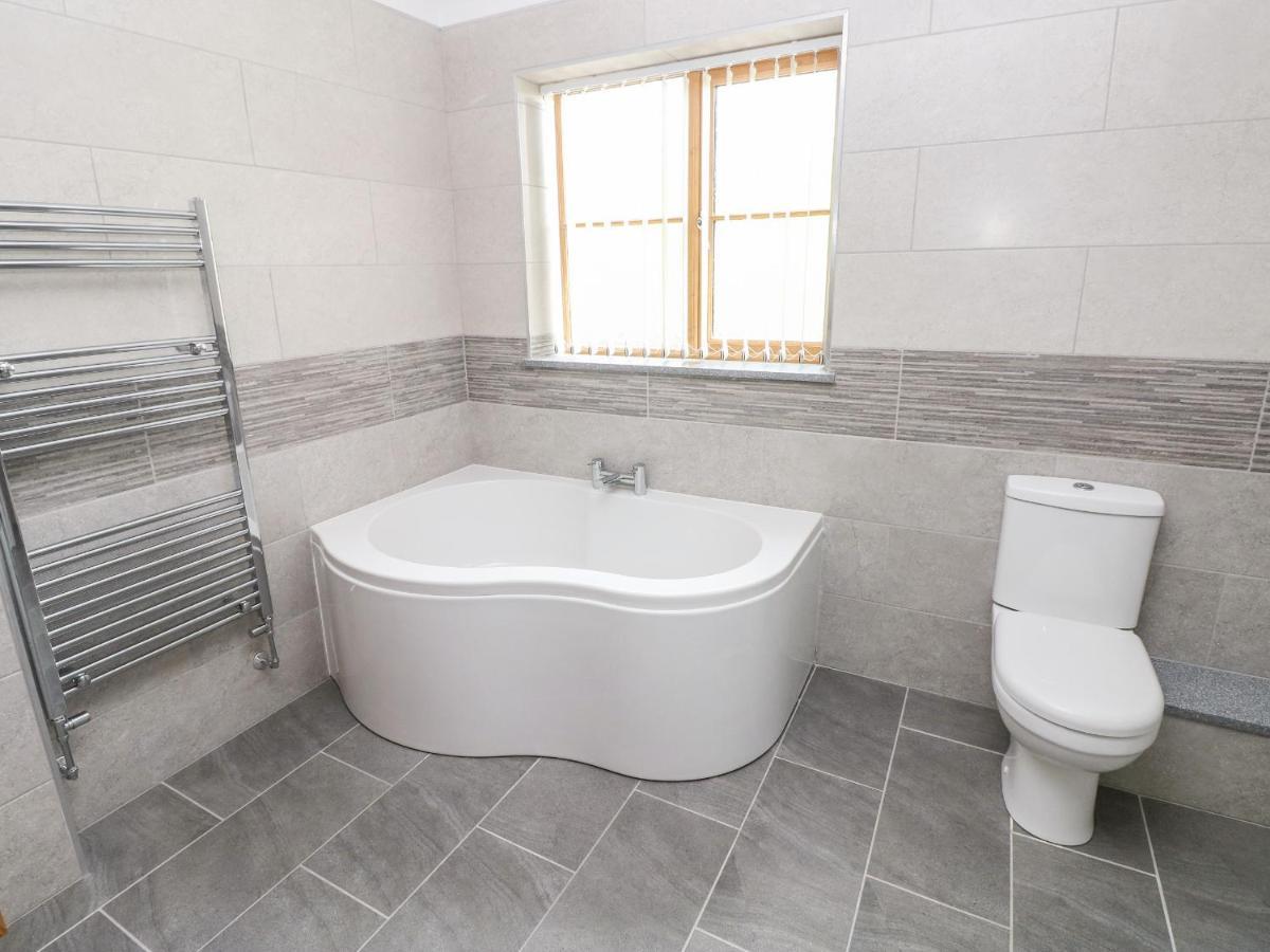 Grooms Quarters At Pant Y Gaseg Farm Ammanford Exterior photo